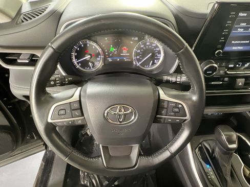 Used 2022 Toyota Highlander XLE image 11