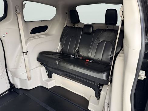 Used 2020 Chrysler Pacifica Touring-L FWD image 18