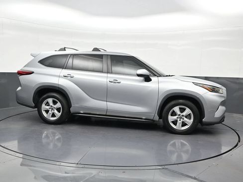 Used 2023 Toyota Highlander LE FWD image 7
