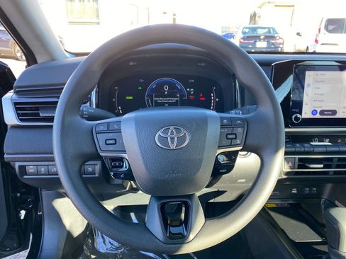 Used 2025 Toyota Camry LE image 28