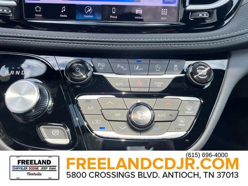 New 2025 Chrysler Pacifica Select image 24