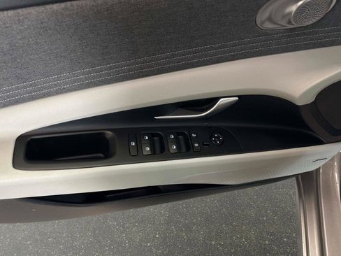 Used 2023 Hyundai Elantra Limited image 18