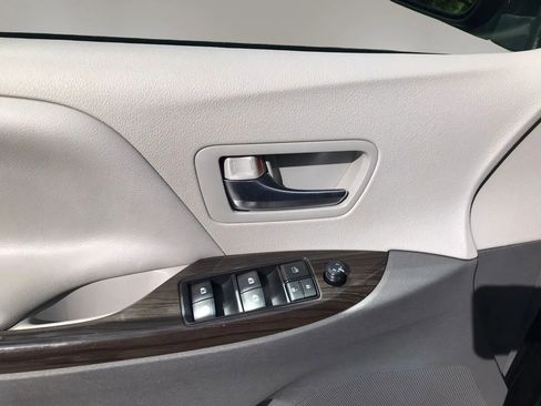 Used 2019 Toyota Sienna XLE AWD/4WD image 13