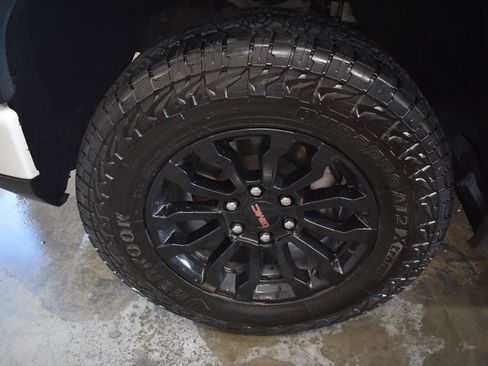 Used 2023 GMC Sierra 1500 AT4X image 32