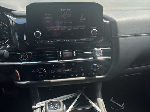 Used 2023 Nissan Pathfinder SV w/ SV Premium Package FWD image 23
