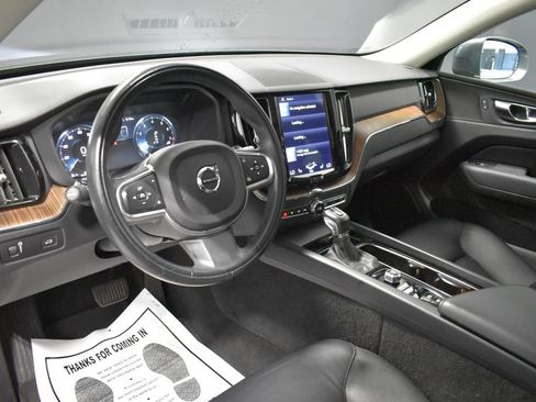 Used 2021 Volvo XC60 T5 Momentum w/ Climate Package AWD/4WD image 4