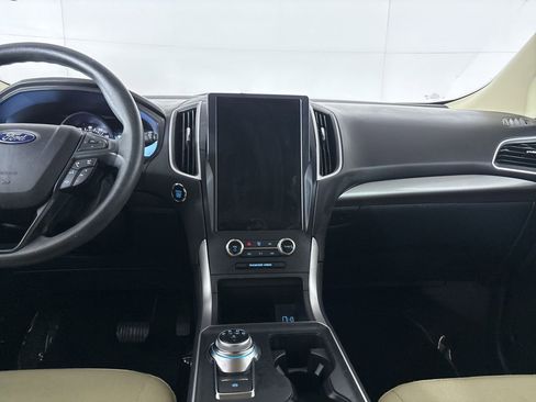Used 2023 Ford Edge SE image 18