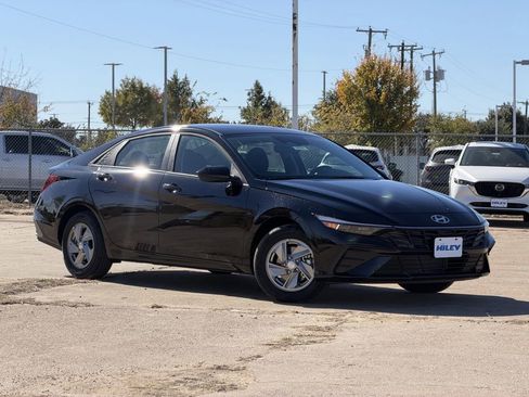 New 2026 Hyundai Elantra SE image 2