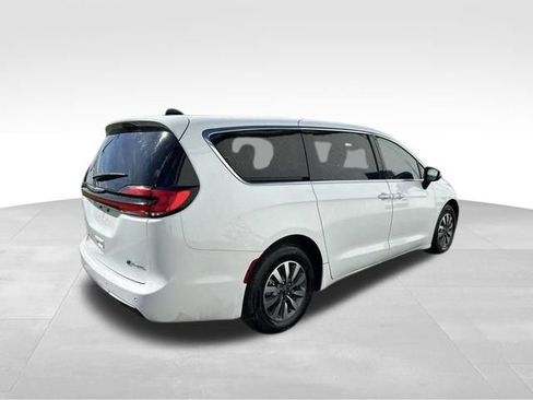 Used 2023 Chrysler Pacifica Touring-L FWD image 7