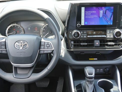 Used 2023 Toyota Highlander XLE FWD image 28