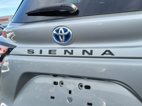 Used 2022 Toyota Sienna XLE image 6
