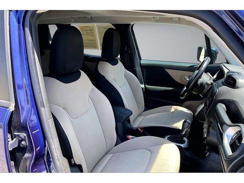 Used 2016 Jeep Renegade Latitude AWD/4WD image 10