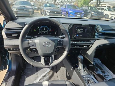Used 2025 Toyota Camry SE w/ Convenience Package image 14