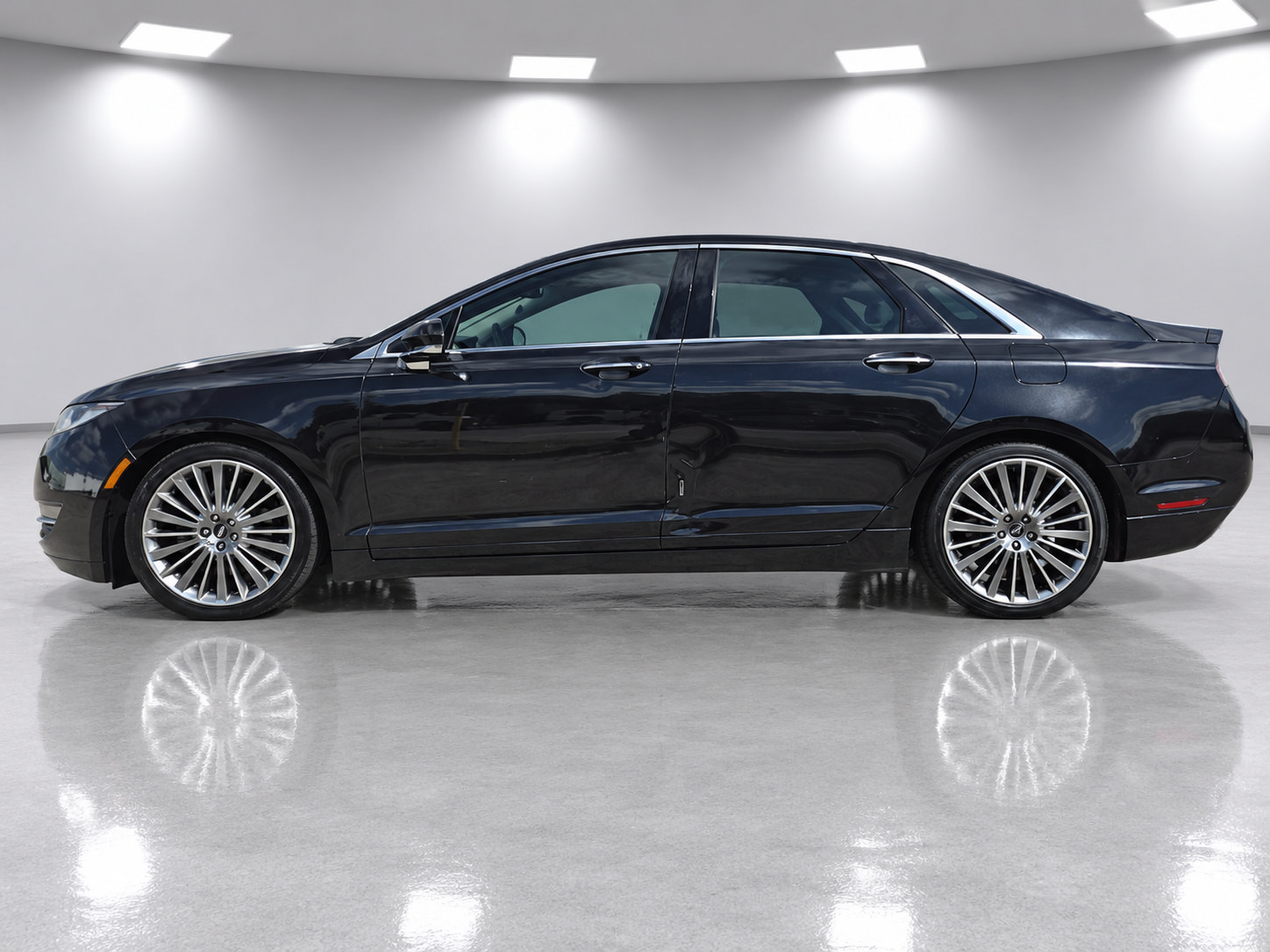 Used 2013 Lincoln MKZ FWD image 3