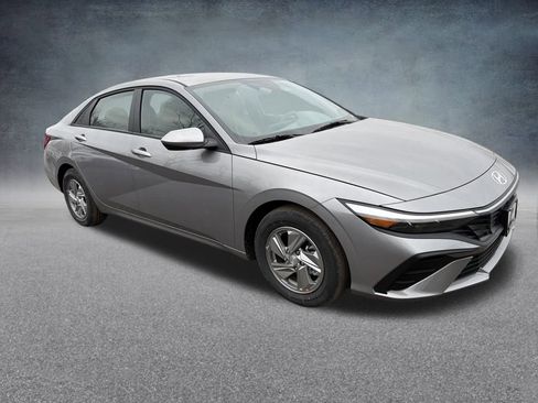 Used 2026 Hyundai Elantra SE w/ Cargo Package FWD image 8