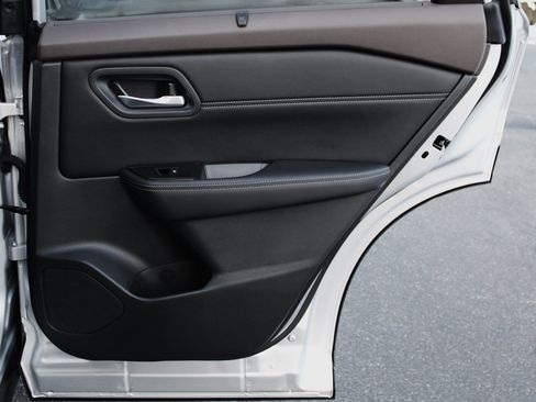 Used 2023 Nissan Rogue SV w/ SV Premium B Package image 19