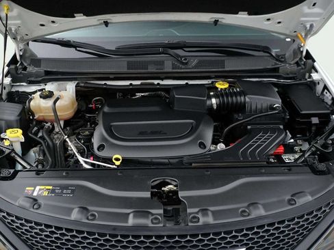 Used 2022 Chrysler Voyager LX FWD image 11