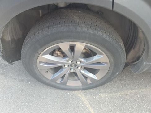 Used 2024 Ford Explorer XLT w/ Equipment Group 202A AWD/4WD image 31