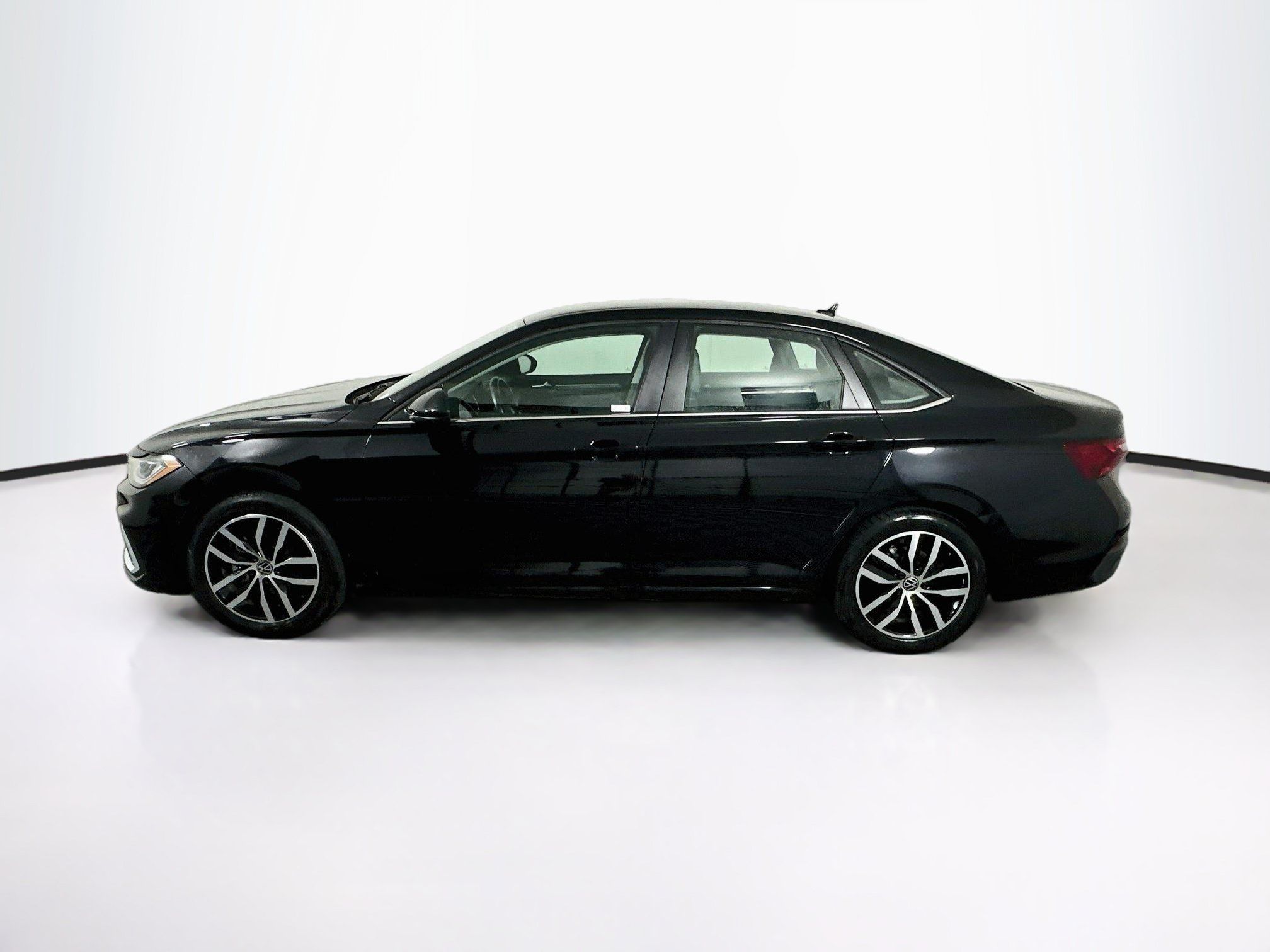 Used 2025 Volkswagen Jetta SE FWD image 4