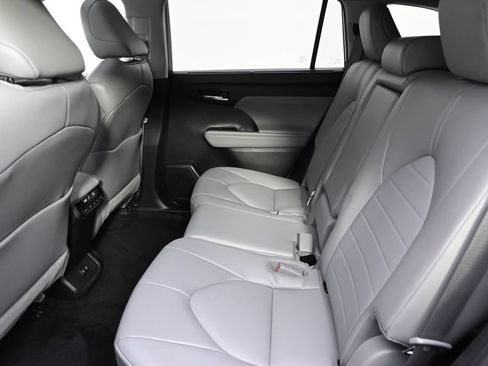 Used 2021 Toyota Highlander XLE AWD/4WD image 21