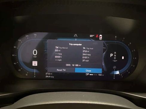 Used 2025 Volvo XC40 B5 Core image 31