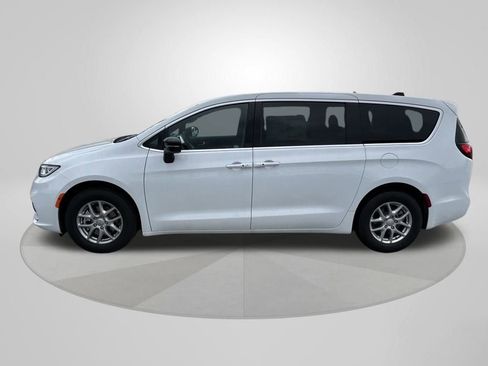 New 2026 Chrysler Pacifica Select image 4