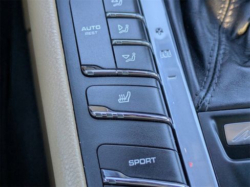 Used 2018 Porsche Macan image 21