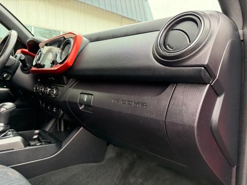 Used 2017 Toyota Tacoma TRD Sport w/ Exterior Package image 15