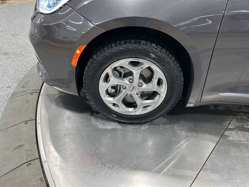 Used 2021 Chrysler Pacifica Limited image 37