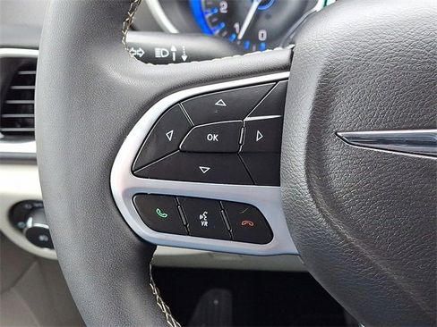 Used 2024 Chrysler Pacifica Touring-L image 21