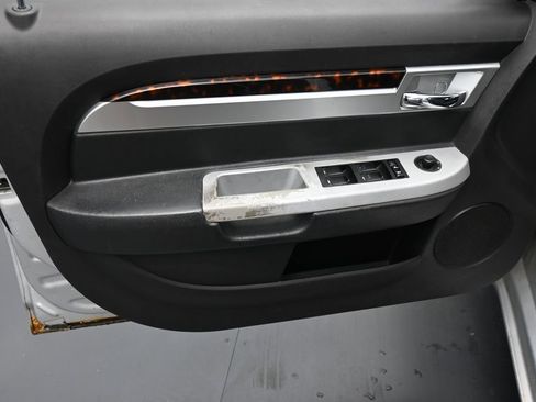 Used 2010 Chrysler Sebring Limited FWD image 9