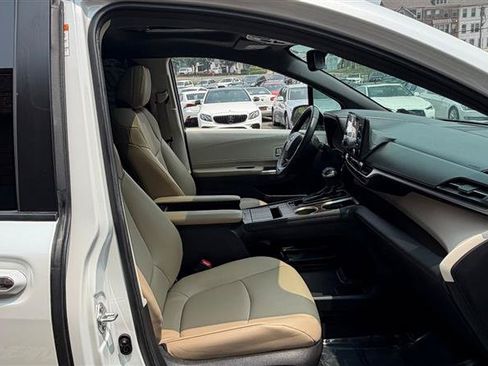 Used 2023 Toyota Sienna XSE FWD image 15