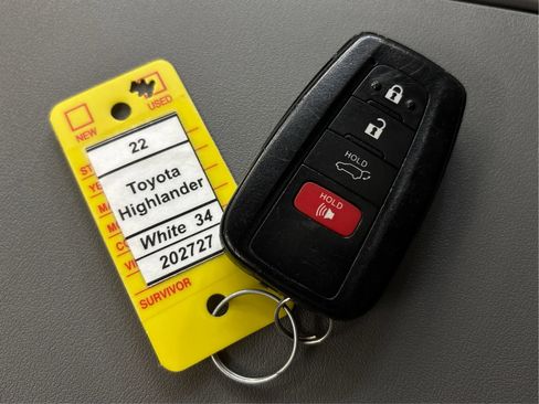 Used 2022 Toyota Highlander XLE AWD/4WD image 39