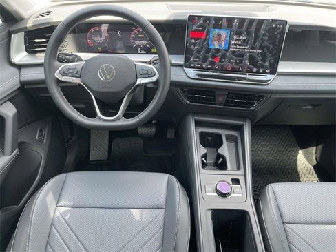 New 2025 Volkswagen Tiguan SE FWD image 31