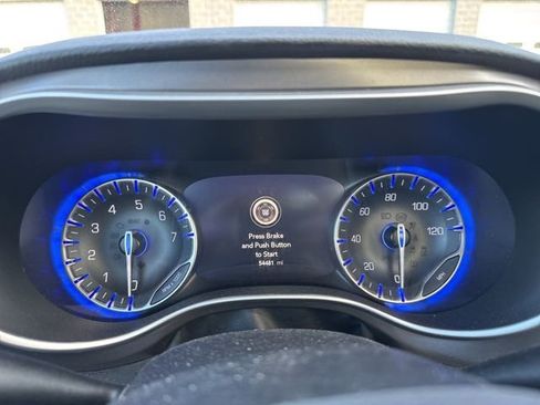 Used 2021 Chrysler Pacifica Touring-L w/ Premium & Safety Sphere Group image 7