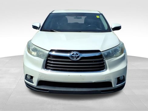 Used 2015 Toyota Highlander Plus FWD image 2