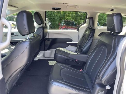 Used 2023 Chrysler Pacifica Touring-L FWD image 10