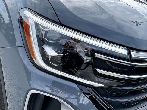 Used 2025 Volkswagen Atlas Peak Edition SE AWD/4WD image 25
