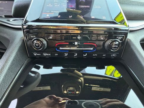 Used 2024 Jeep Grand Cherokee L Laredo image 13