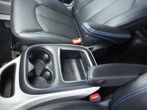 Used 2021 Chrysler Pacifica Touring-L w/ Uconnect Theater Family Group FWD image 17