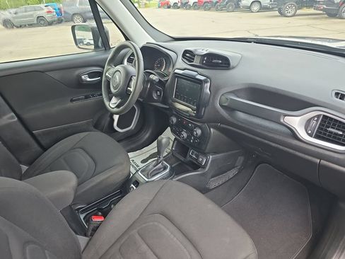 Used 2018 Jeep Renegade Latitude FWD image 16