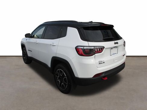 Used 2025 Jeep Compass Trailhawk AWD/4WD image 3