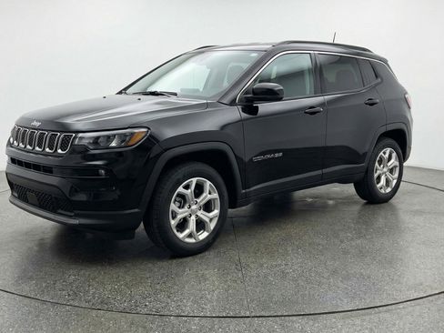 Used 2025 Jeep Compass Latitude AWD/4WD image 3