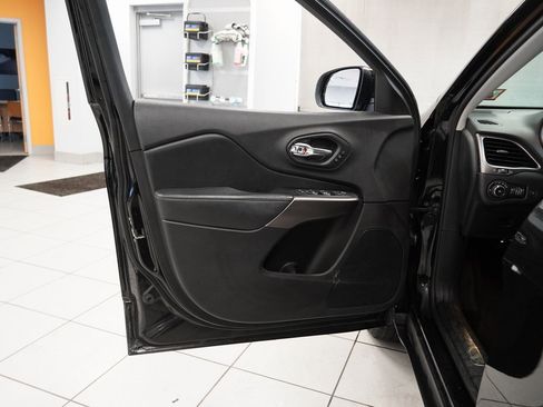 Used 2019 Jeep Cherokee Limited image 5