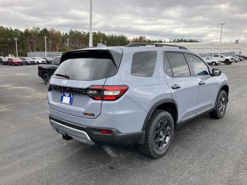 New 2025 Honda Pilot TrailSport image 9