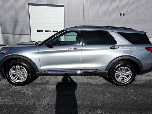 Used 2022 Ford Explorer XLT w/ Equipment Group 202A image 5