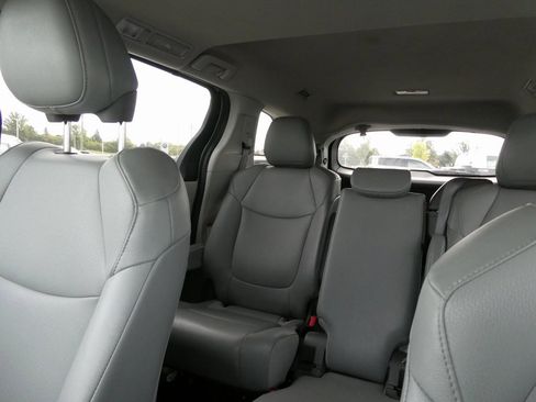 Used 2023 Toyota Sienna XLE image 38