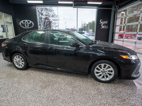 Used 2024 Toyota Camry LE w/ Convenience Package image 5