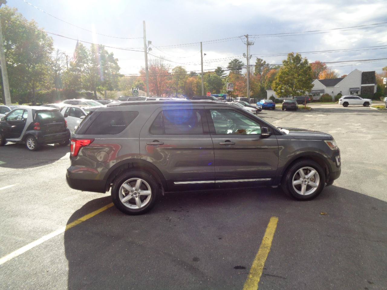 Used 2017 Ford Explorer XLT w/ Equipment Group 202A AWD/4WD image 5