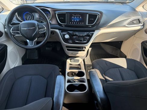 Used 2020 Chrysler Voyager L FWD image 11